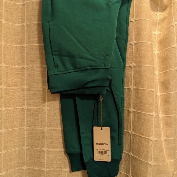 NWT Hunter Green Mandala Scrub Set - Picture 3 of 5